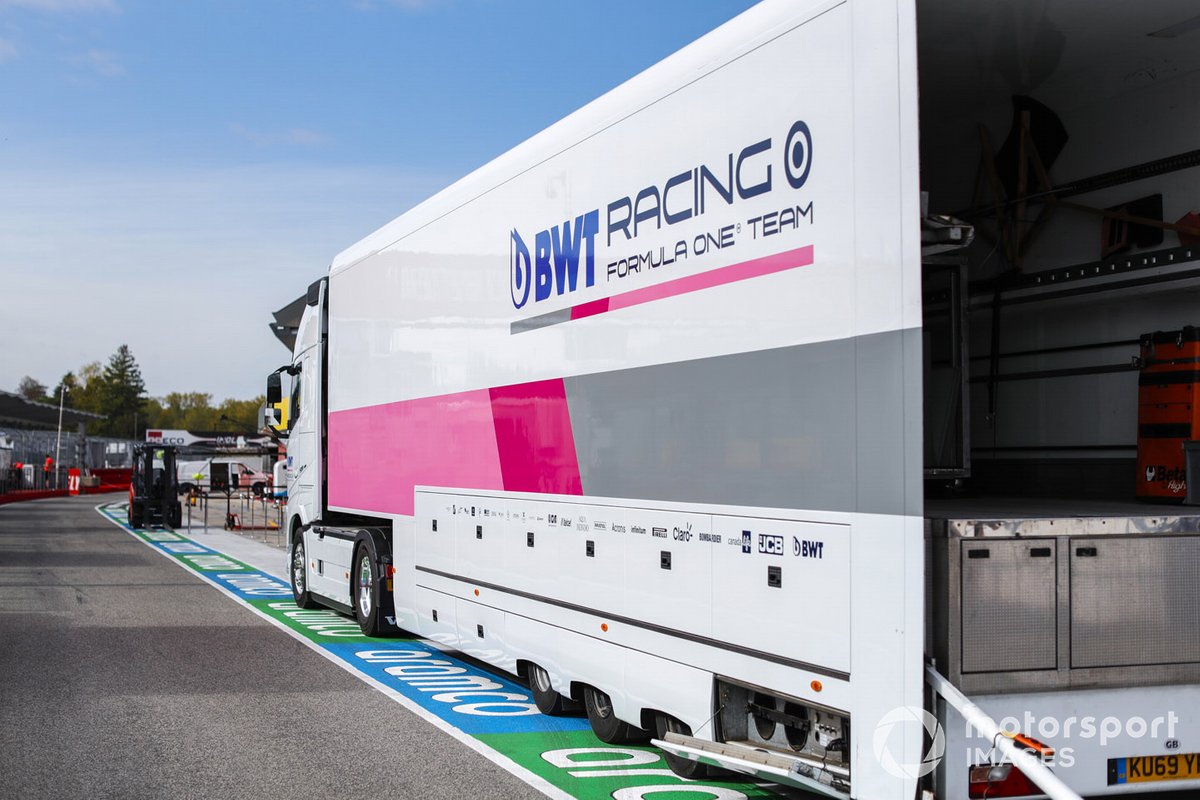 Un camion Racing Point dans la voie des stands