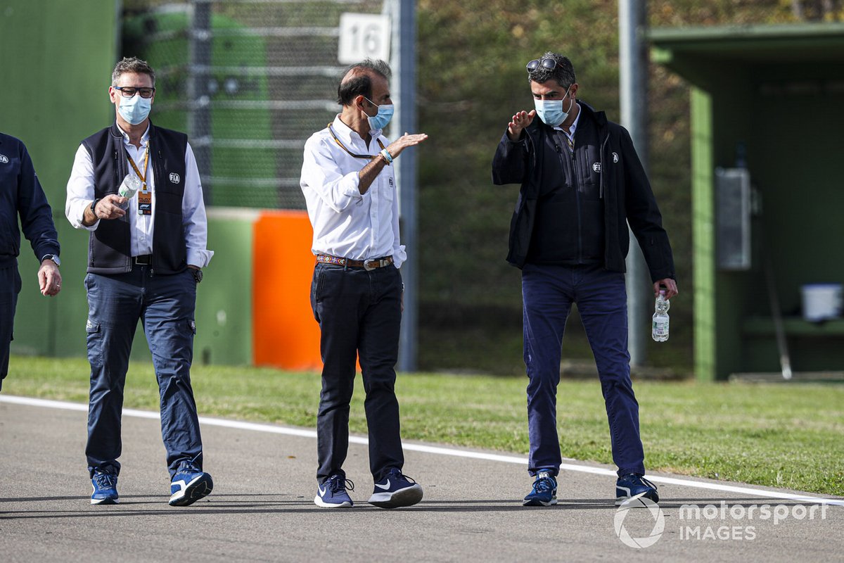 Michael Masi, Direttore di Gara, FIA percorre il circuito con i colleghi
