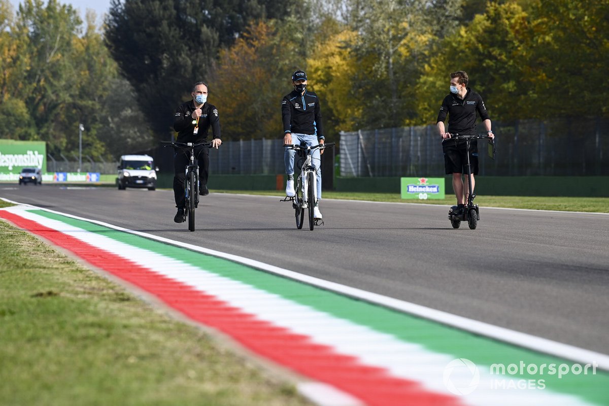 George Russell, Williams Racing, percorre la pista con i compagni di squadra
