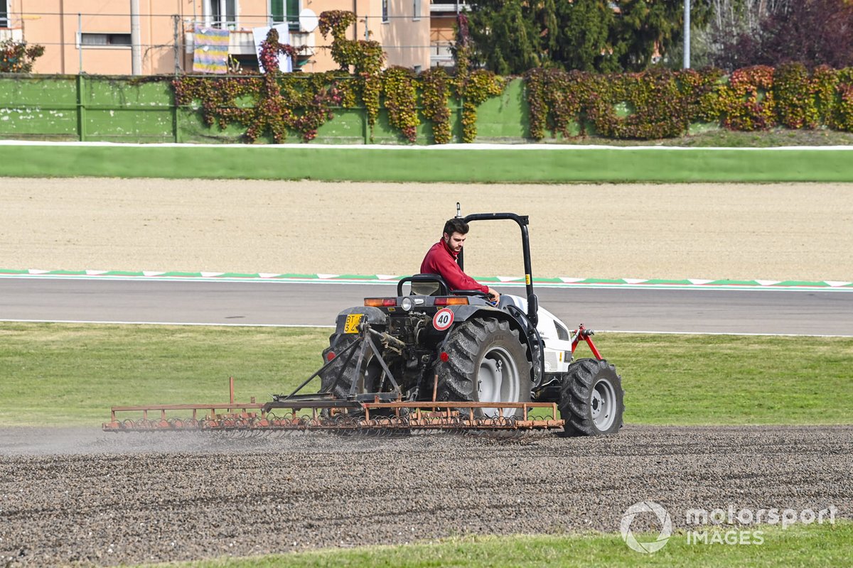 Un bac à graviers est ratiboisé par un tracteur