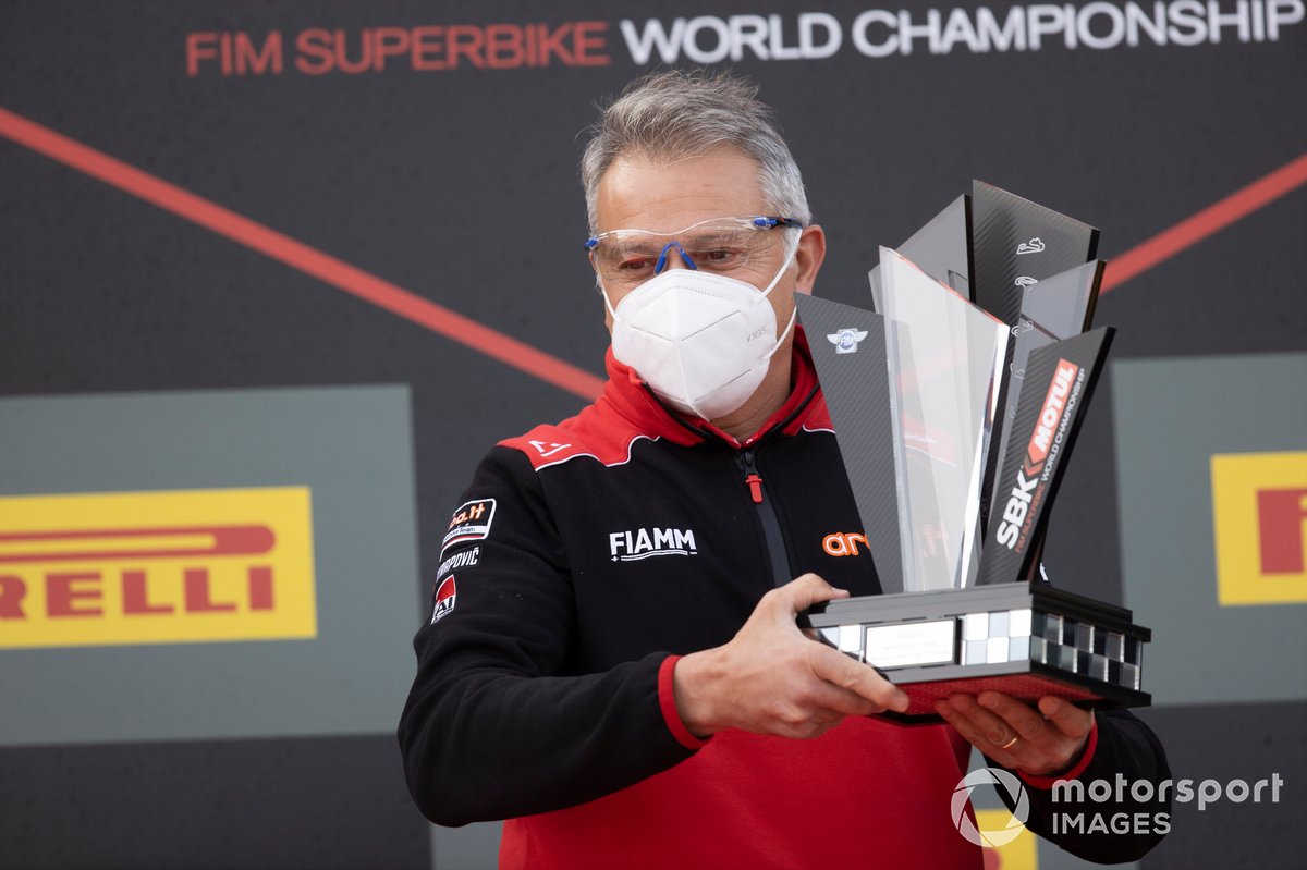 Serafino Foti riceve il trofeo per la squadra