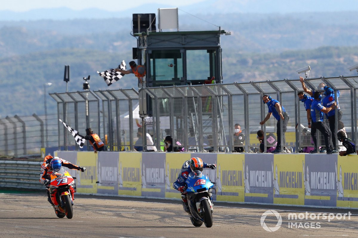 Il vincitore della gara Alex Rins, Team Suzuki MotoGP, secondo classificato Alex Marquez, Repsol Honda Team
