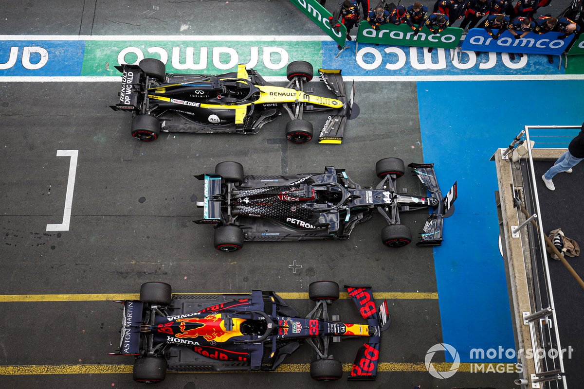 184/5000 Le vetture di Lewis Hamilton, Mercedes F1 W11, 1a posizione, Max Verstappen, Red Bull Racing RB16, 2a posizione, e Daniel Ricciardo, Renault F1 Team R.S.20, 3a posizione, nel parco chiuso