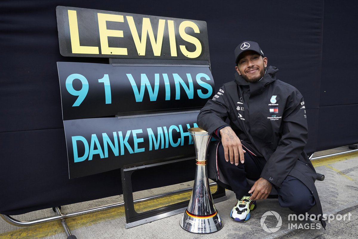 Lewis Hamilton, Mercedes-AMG F1 y el equipo Mercedes celebran después de asegurar 91 victorias para Lewis, igualando el récord de Michael Schumacher