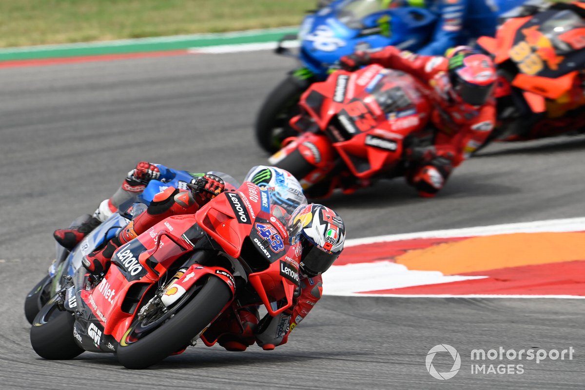 Jack Miller attaqué par Álex Rins