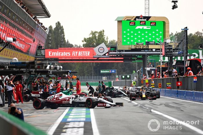 Antonio Giovinazzi, Alfa Romeo Racing C41, sale del garaje