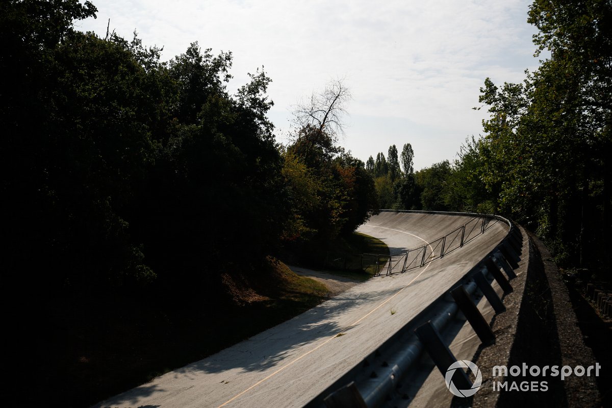 La histórica curva peraltada de Monza.