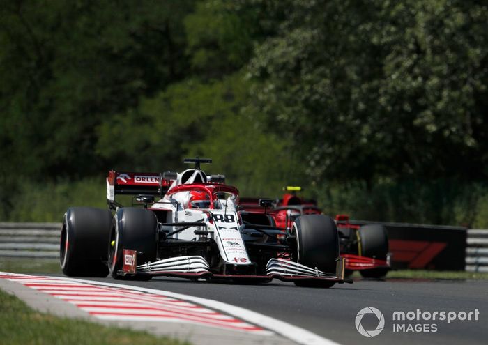 Robert Kubica, Alfa Romeo Racing C41, Carlos Sainz Jr., Ferrari SF21
