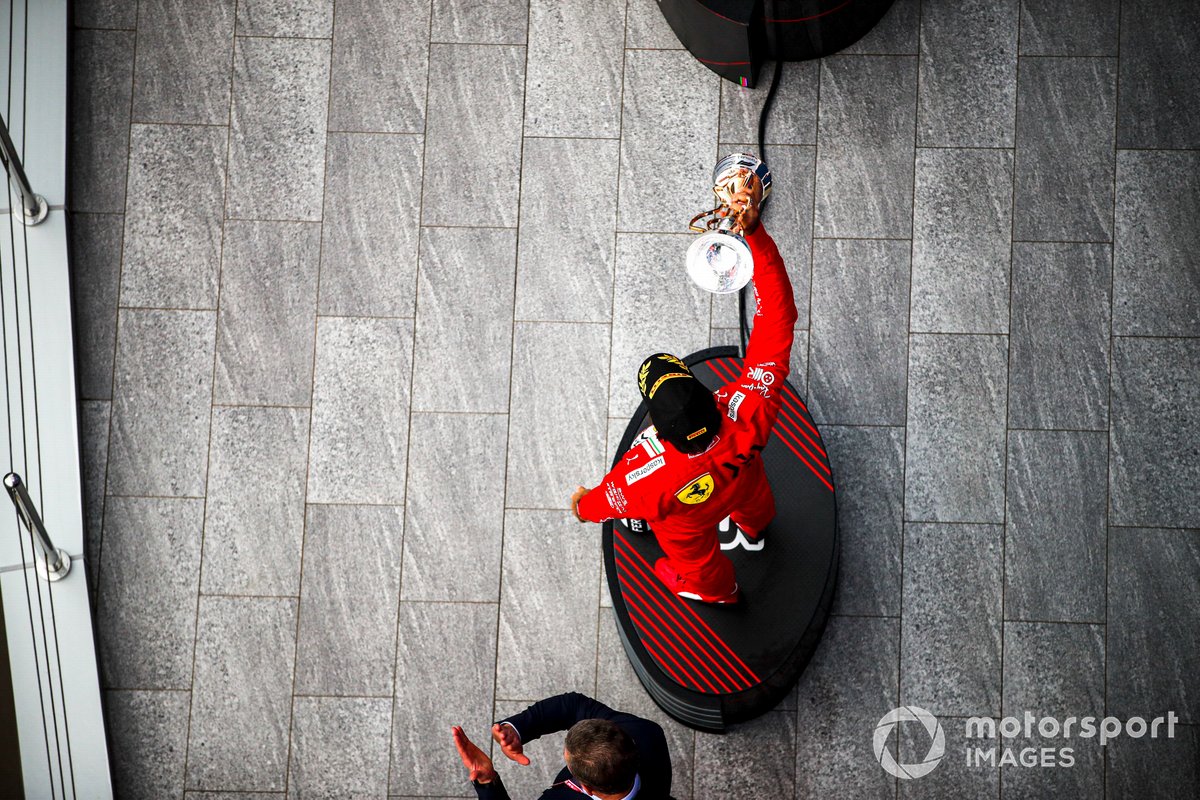 Carlos Sainz Jr., Ferrari, 3a posizione, solleva il suo trofeo