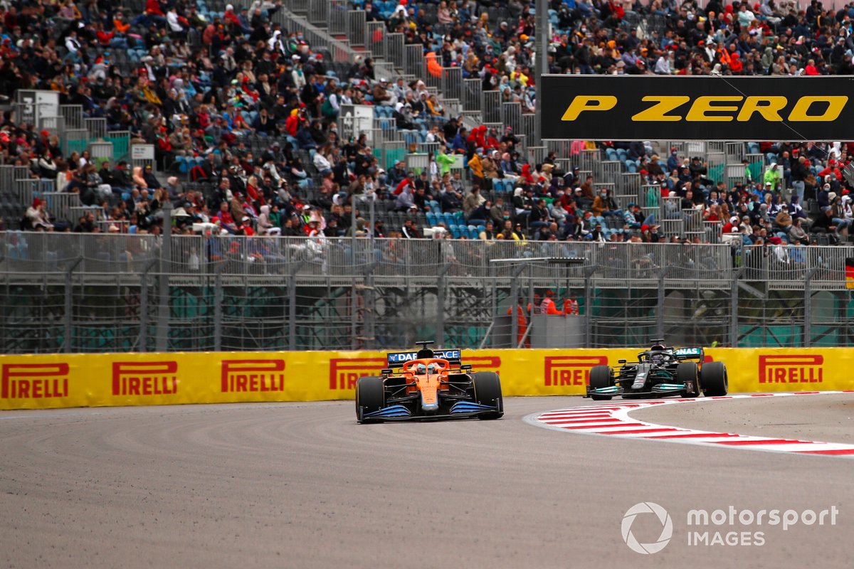 Daniel Ricciardo, McLaren MCL35M, Lewis Hamilton, Mercedes W12