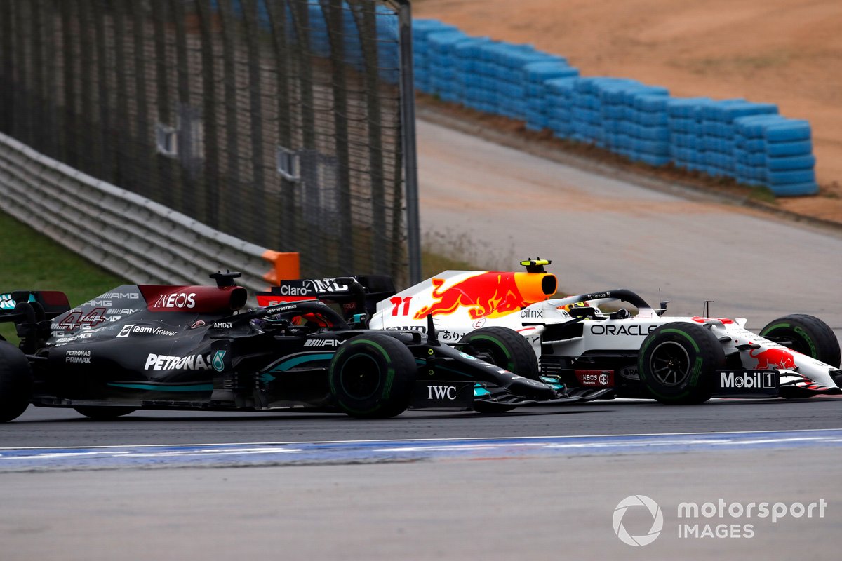 Sergio Pérez, Red Bull Racing RB16B, batalla con Lewis Hamilton, Mercedes W12