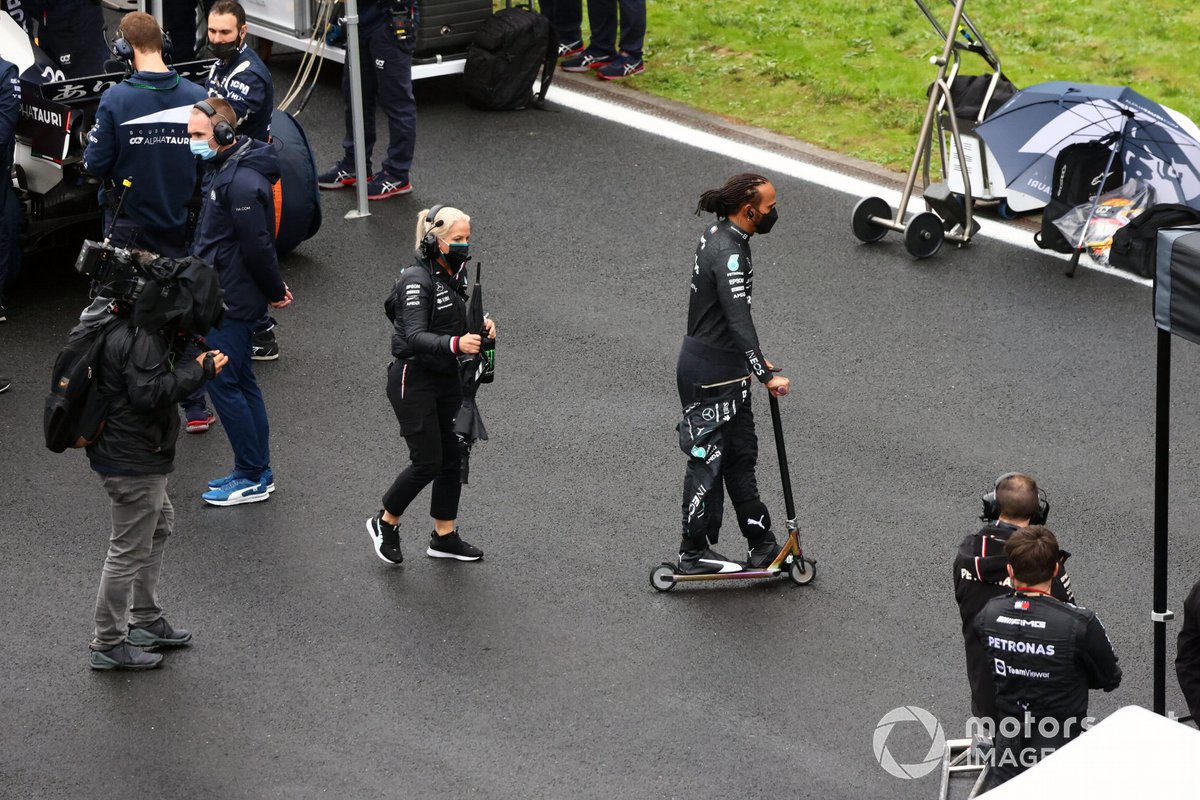 Angela Cullen, fisioterapeuta de Lewis Hamilton, y Lewis Hamilton, de Mercedes, en la parrilla