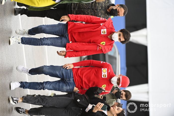 Carlos Sainz Jr., Ferrari y Charles Leclerc, Ferrari llegan a la pista