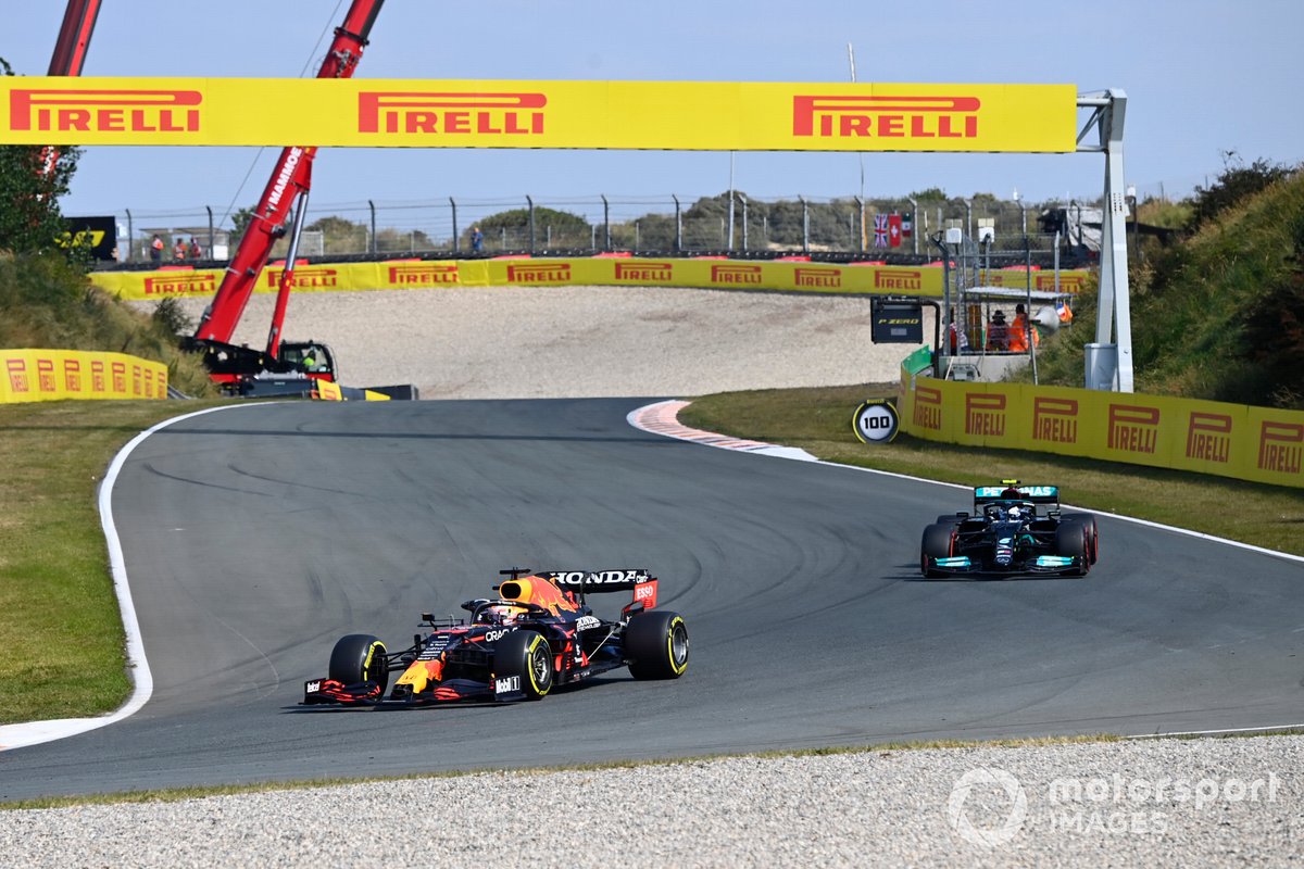 Max Verstappen, Red Bull Racing RB16B, Valtteri Bottas, Mercedes W12