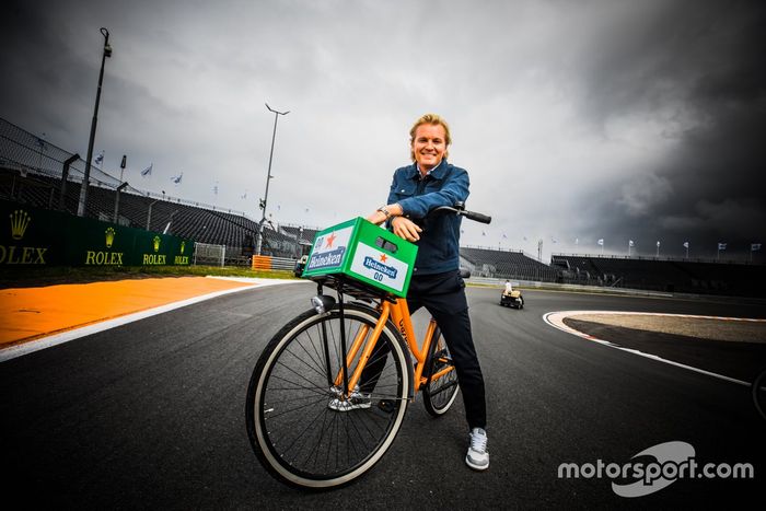 Nico Rosberg en bicicleta en el circuito de Zandvoort