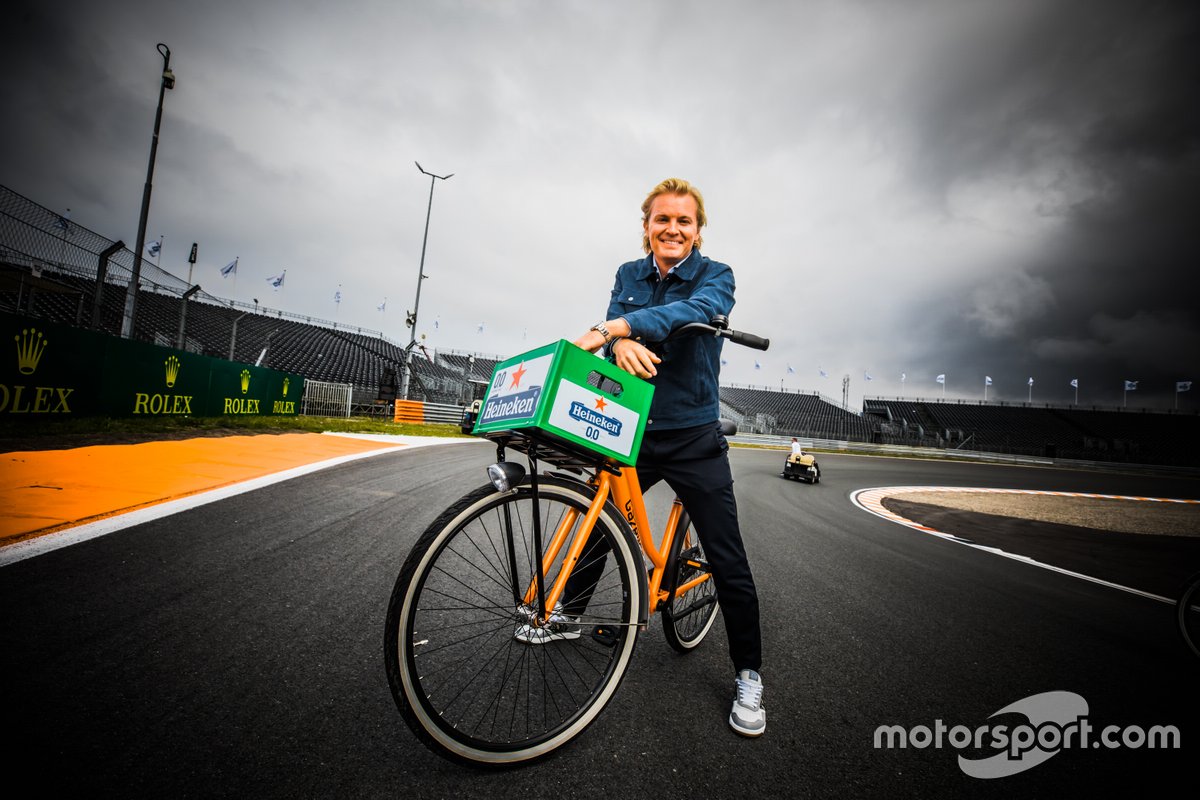 Nico Rosberg en bicicleta en el circuito de Zandvoort