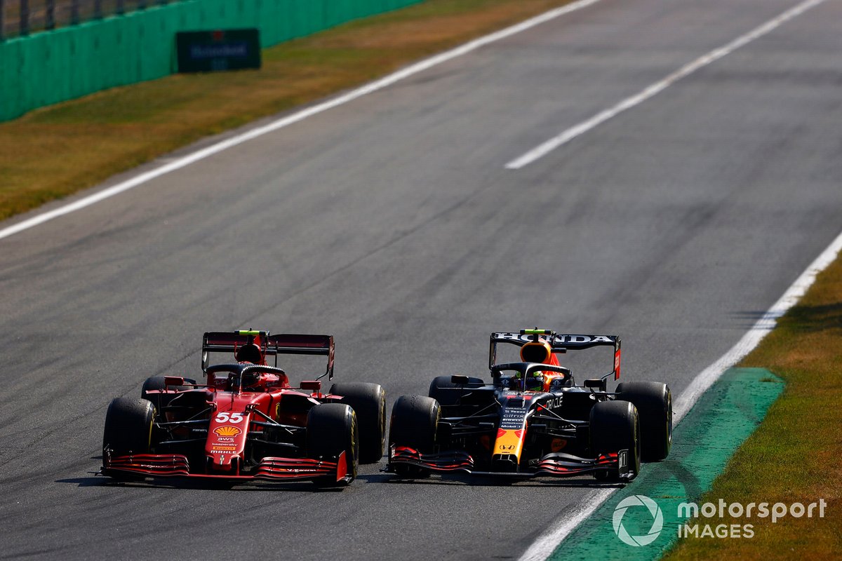 Carlos Sainz Jr., Ferrari SF21, lucha con Sergio Pérez, Red Bull Racing RB16B