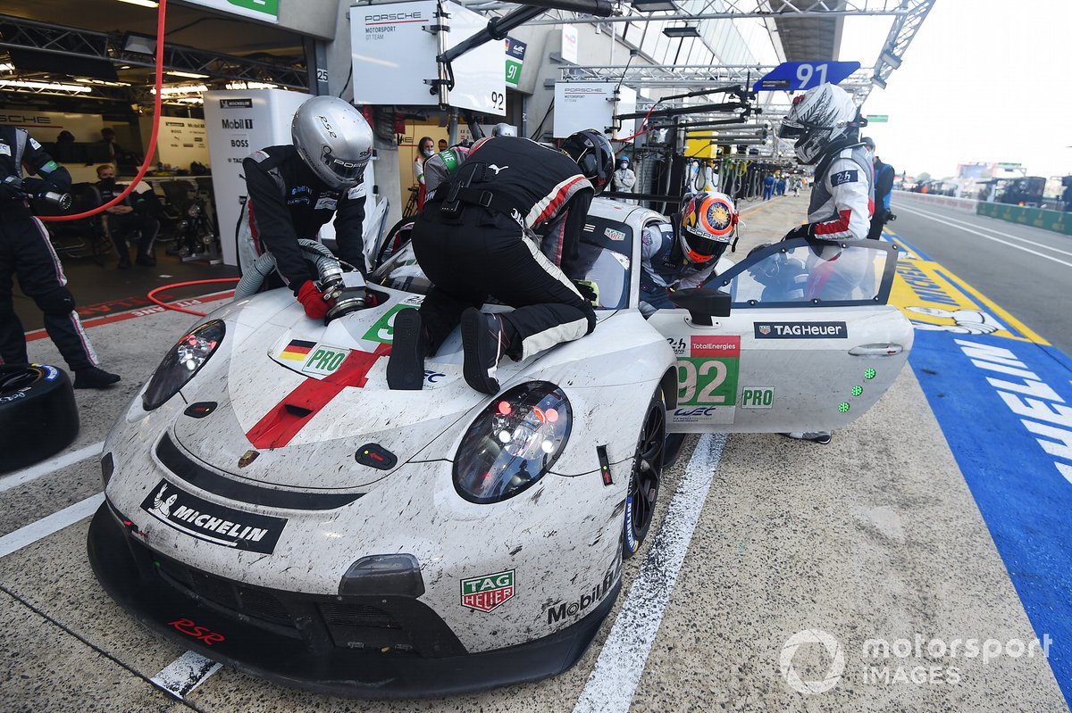 #92 Porsche GT Team Porsche 911 RSR - 19 LMGTE Pro, Kevin Estre, Neel Jani, Michael Christensen pitstop