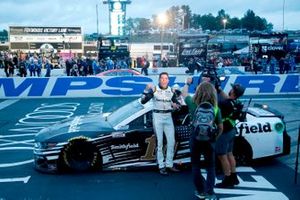 Race winner Aric Almirola, Stewart-Haas Racing, Ford Mustang