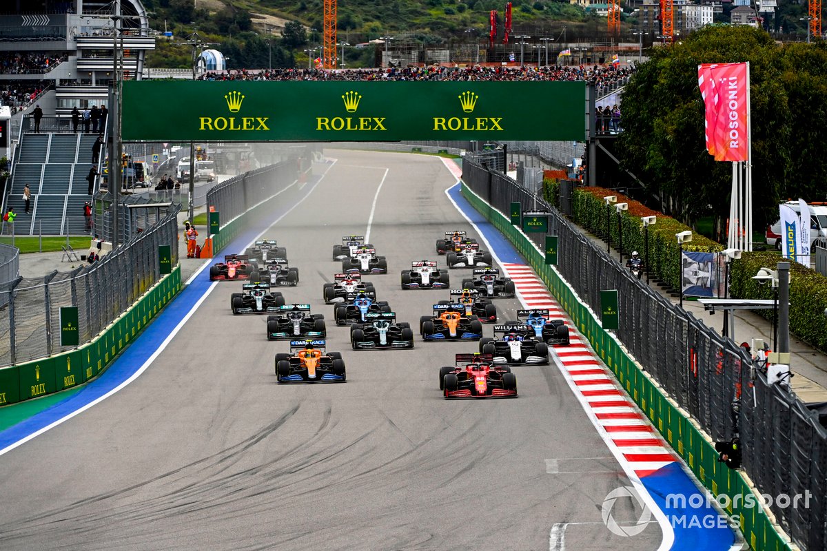 Carlos Sainz Jr, Ferrari SF21, Lando Norris, McLaren MCL35M, George Russell, Williams FW43B, Lance Stroll, Aston Martin AMR21, Fernando Alonso, Alpine A521 e il resto delle auto alla partenza