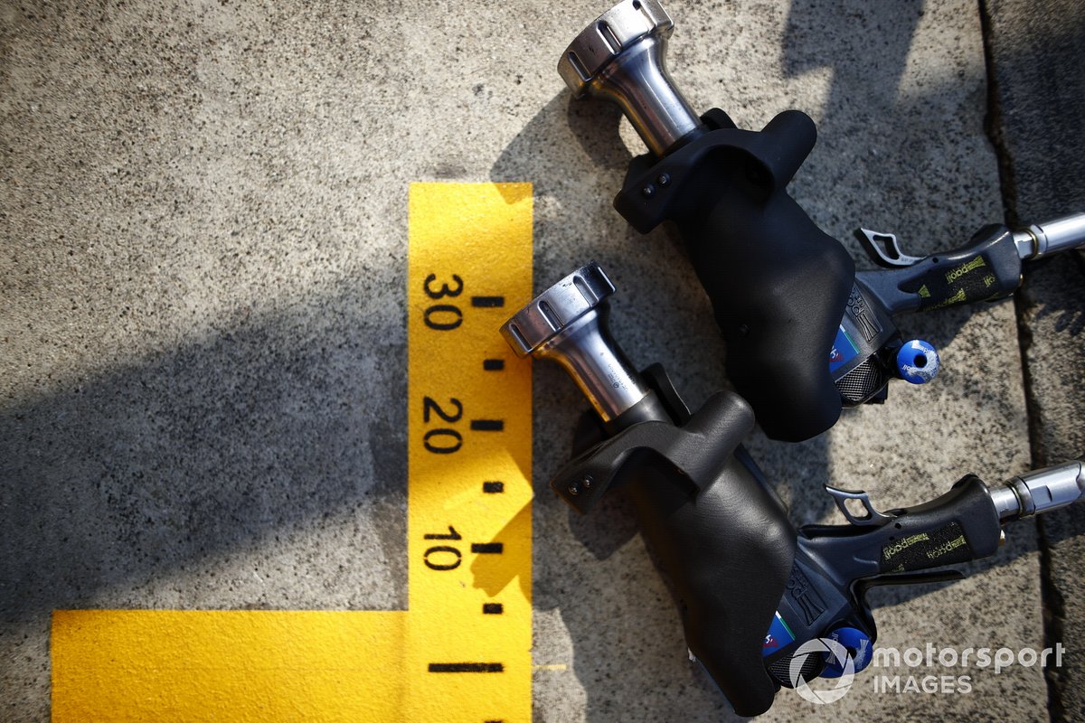 Pistolas de ruedas en el pit lane