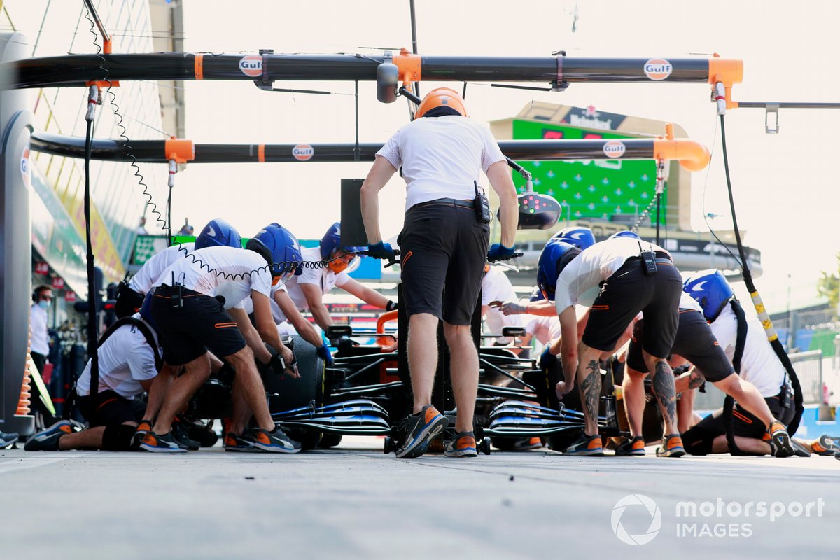 Daniel Ricciardo, McLaren MCL35M, en pits
