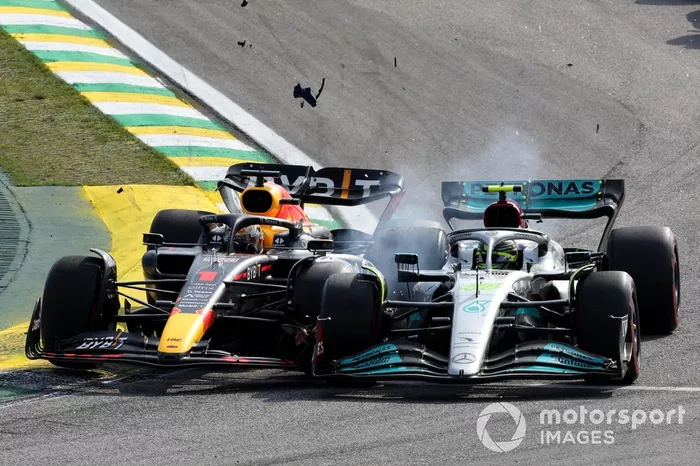 Max Verstappen, Red Bull Racing RB18, choca con Lewis Hamilton, Mercedes W13