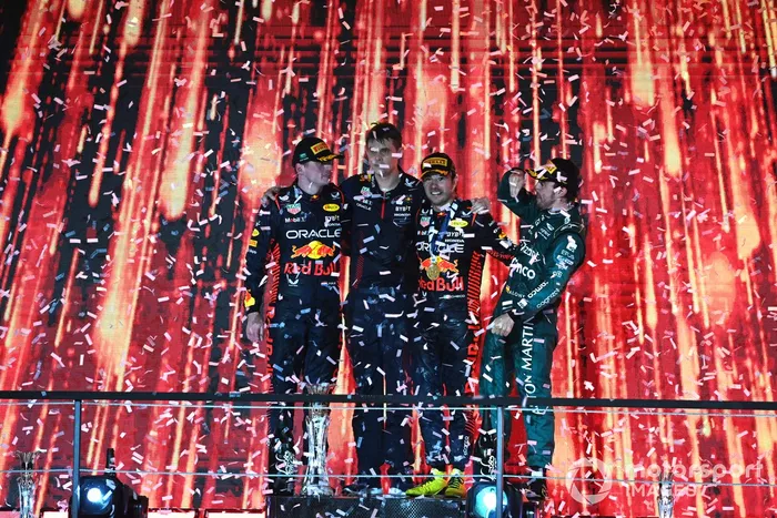 Podio: segundo lugar Max Verstappen, Red Bull Racing, ganador Sergio Pérez, Red Bull Racing y tercer lugar Fernando Alonso, Aston Martin F1 Team