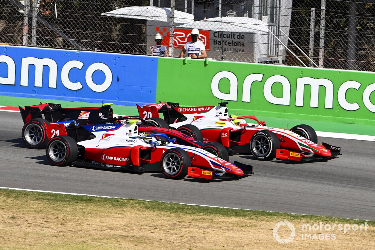 Robert Shwartzman, Prema Racing, battles with Mick Schumacher, Prema Racing, and Callum Ilott, UNI-VIRTUOSI