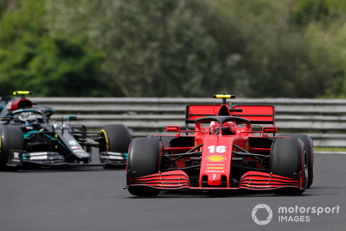 Charles Leclerc, Ferrari SF1000, precede Valtteri Bottas, Mercedes F1 W11