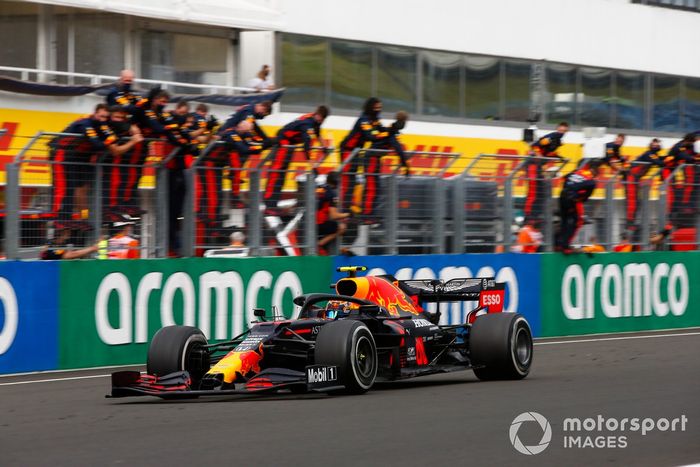 Alex Albon, Red Bull Racing RB16, pasa al animado equipo de Red Bull en el muro de boxes