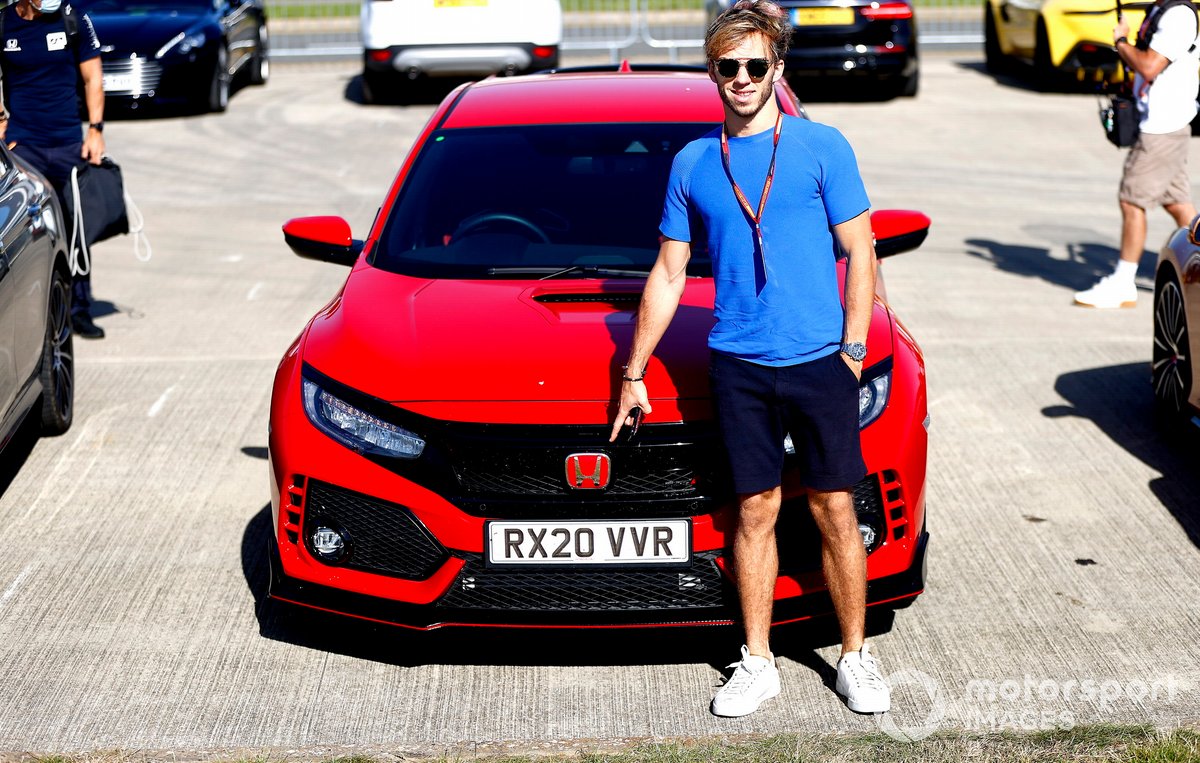 Pierre Gasly, AlphaTauri, llega en su Honda Civic Type R