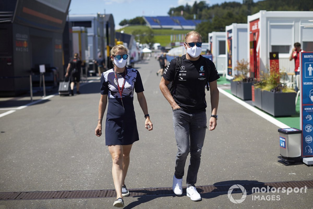 Valtteri Bottas, Mercedes-AMG Petronas F1 nel paddock