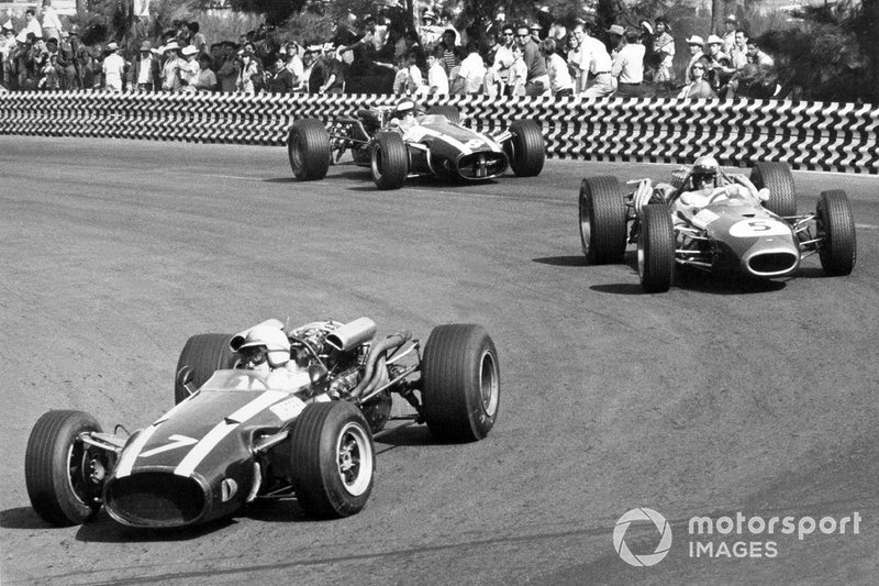 John Surtees, Cooper T81-Maserati, devant Jack Brabham, Brabham BT20-Repco et Jochen Rindt, Cooper T81-Maserati