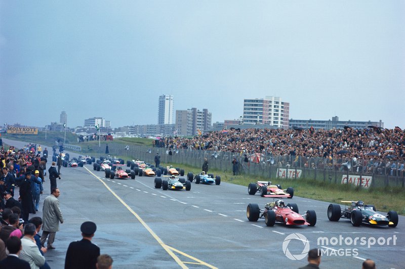 Jochen Rindt, Brabham BT26 Repco, et Chris Amon, Ferrari 312, devant au départ