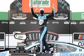 Race Winner Kevin Harvick, Stewart-Haas Racing, Ford Mustang