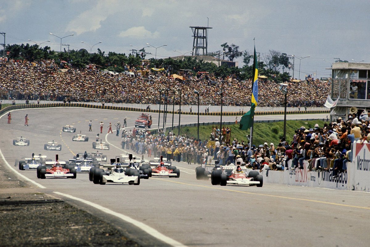 Carlos Reutemann, Brabham BT44 and race winner Emerson Fittipaldi, McLaren M23 head the field at a chaotic start of the race