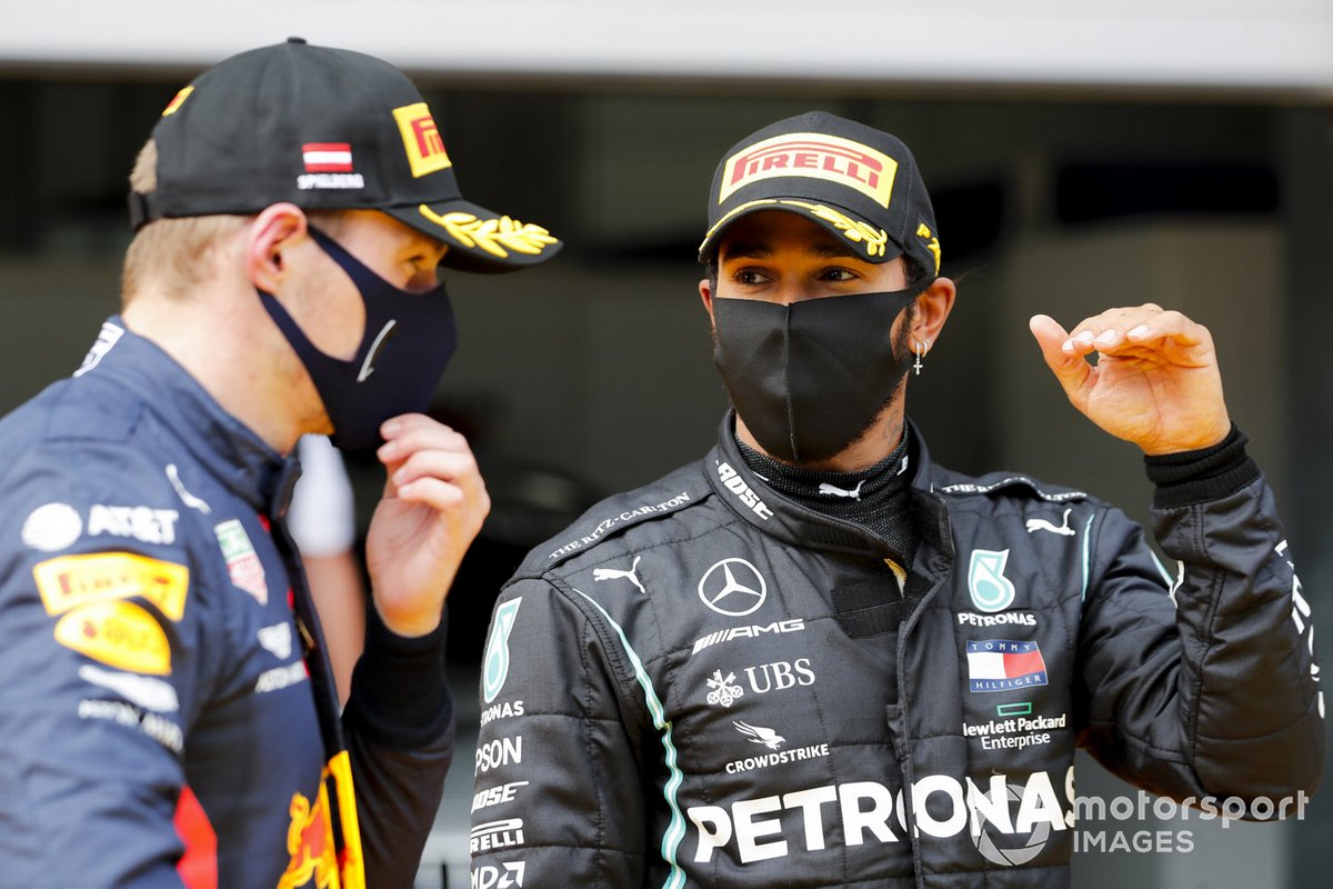 Max Verstappen, Red Bull Racing e il vincitore della gara Lewis Hamilton, Mercedes-AMG Petronas F1 festeggiano nel Parc Ferme