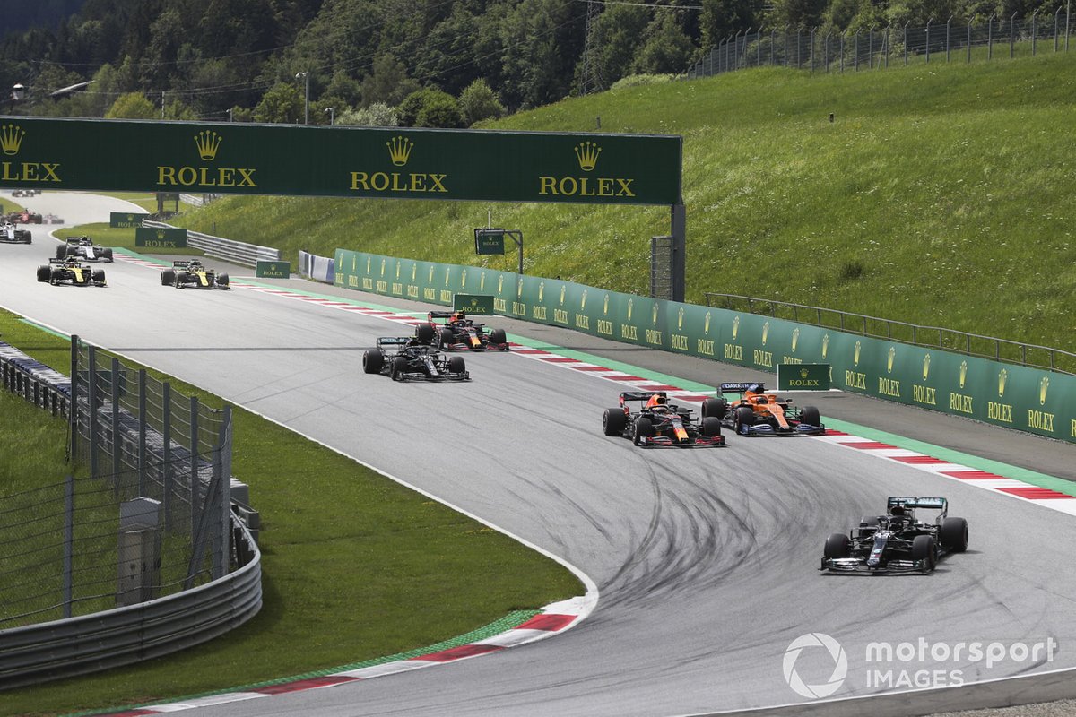 Lewis Hamilton, Mercedes F1 W11 EQ Performance, precede Max Verstappen, Red Bull Racing RB16, Carlos Sainz Jr., McLaren MCL35, Valtteri Bottas, Mercedes F1 W11 EQ Performance, Alex Albon, Red Bull Racing RB16, e il resto dei piloti alla partenza della gara