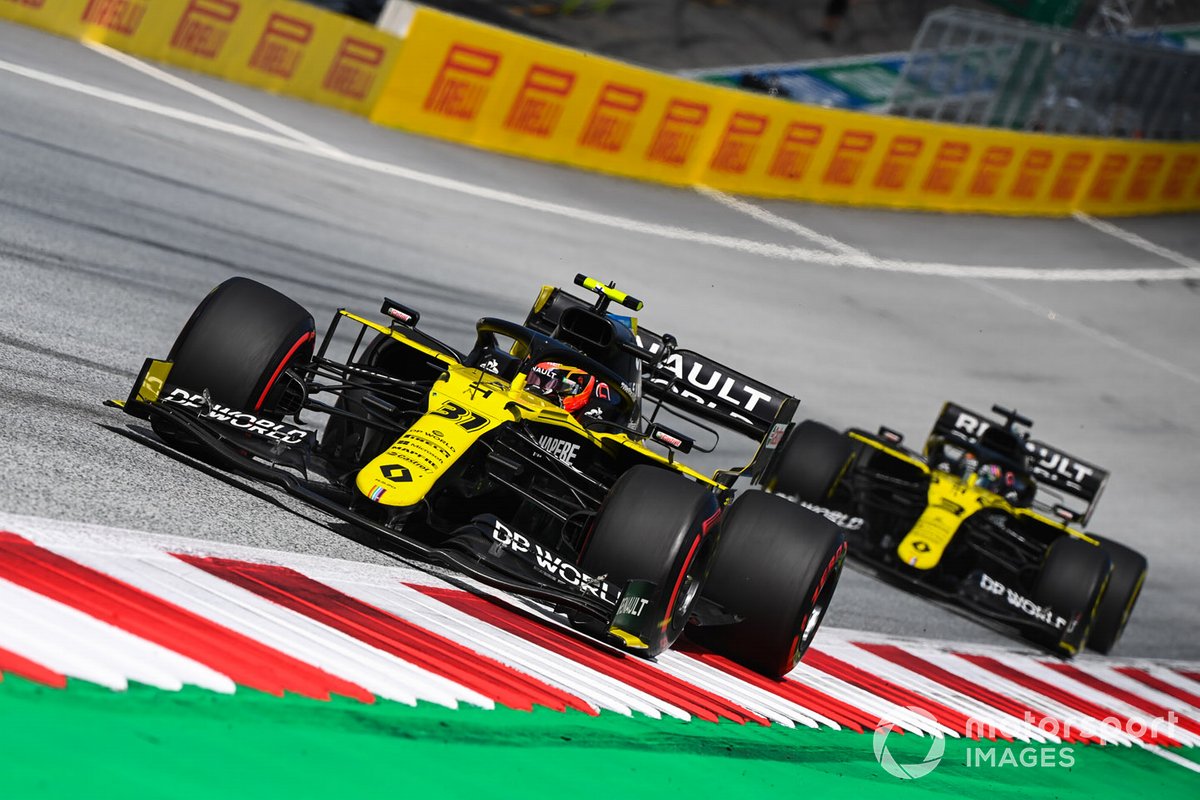 Esteban Ocon, Renault F1 Team R.S.20 leads Daniel Ricciardo, Renault F1 Team R.S.20 