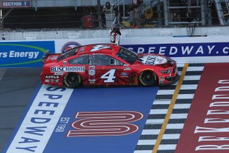 Race Winner Kevin Harvick, Stewart-Haas Racing, Ford Mustang