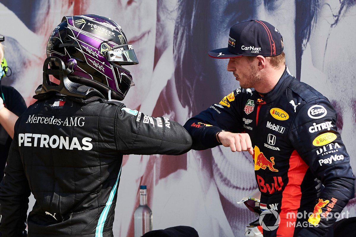 Lewis Hamilton, Mercedes-AMG Petronas F1 si congratula col vincitore della gara Max Verstappen, Red Bull Racing al Parc Ferme