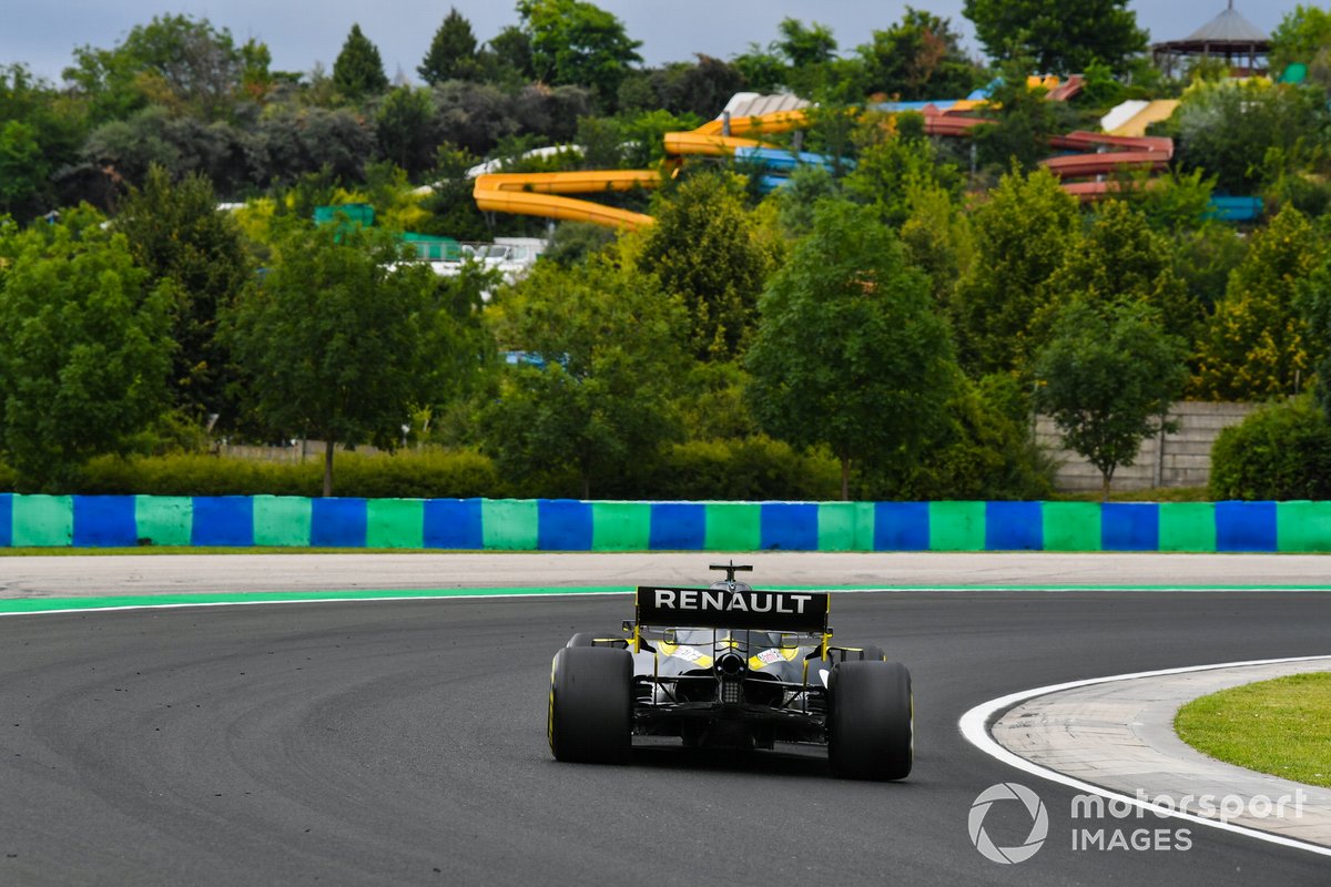 Даниэль Риккардо, Renault F1 Team R.S.20, на фоне аквапарка