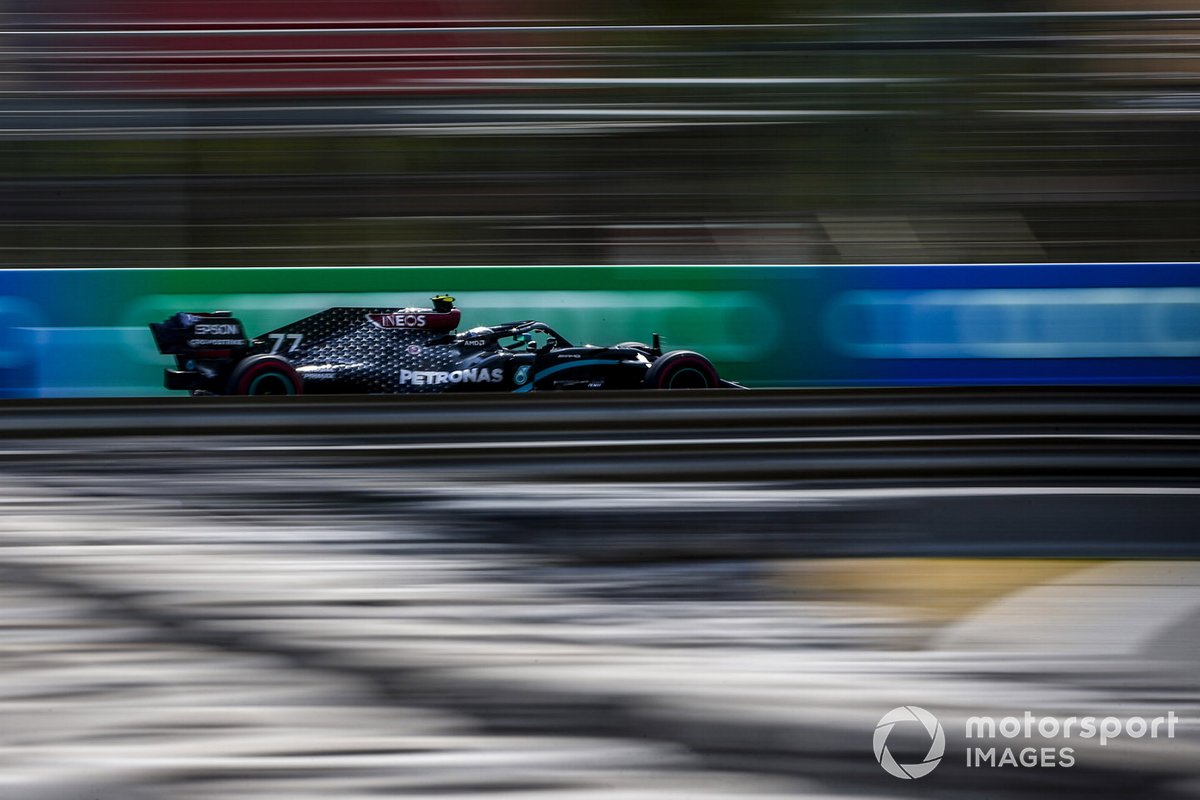 Mercedes выходит на связь с Боттасом в начале первой тренировки