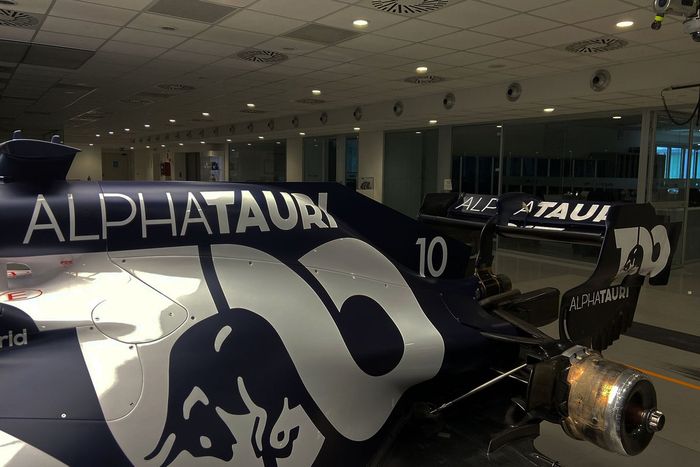 Reapertura de la fábrica de Alpha Tauri