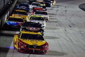 Joey Logano, Team Penske, Ford Mustang Shell Pennzoil, Alex Bowman, Hendrick Motorsports, Chevrolet Camaro ChevyGoods.com/Adam's Polishes