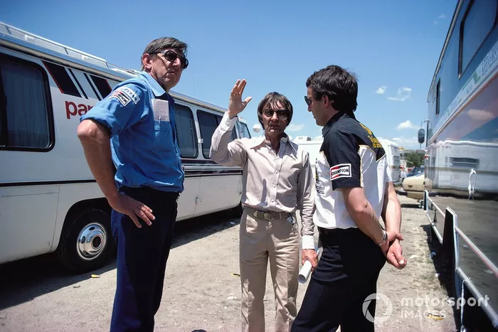 Ken Tyrrell, Bernie Ecclestone (propietario del equipo Brabham y portavoz de FOCA) y Jackie Oliver, discutiendo temas entre FISA y FOCA