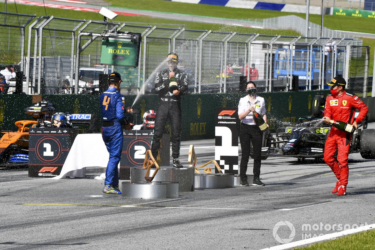 Podio: ganador de la carrera Valtteri Bottas, Mercedes-AMG Petronas F1, el segundo lugar Charles Leclerc, Ferrari, el tercer lugar Lando Norris, McLaren celebran