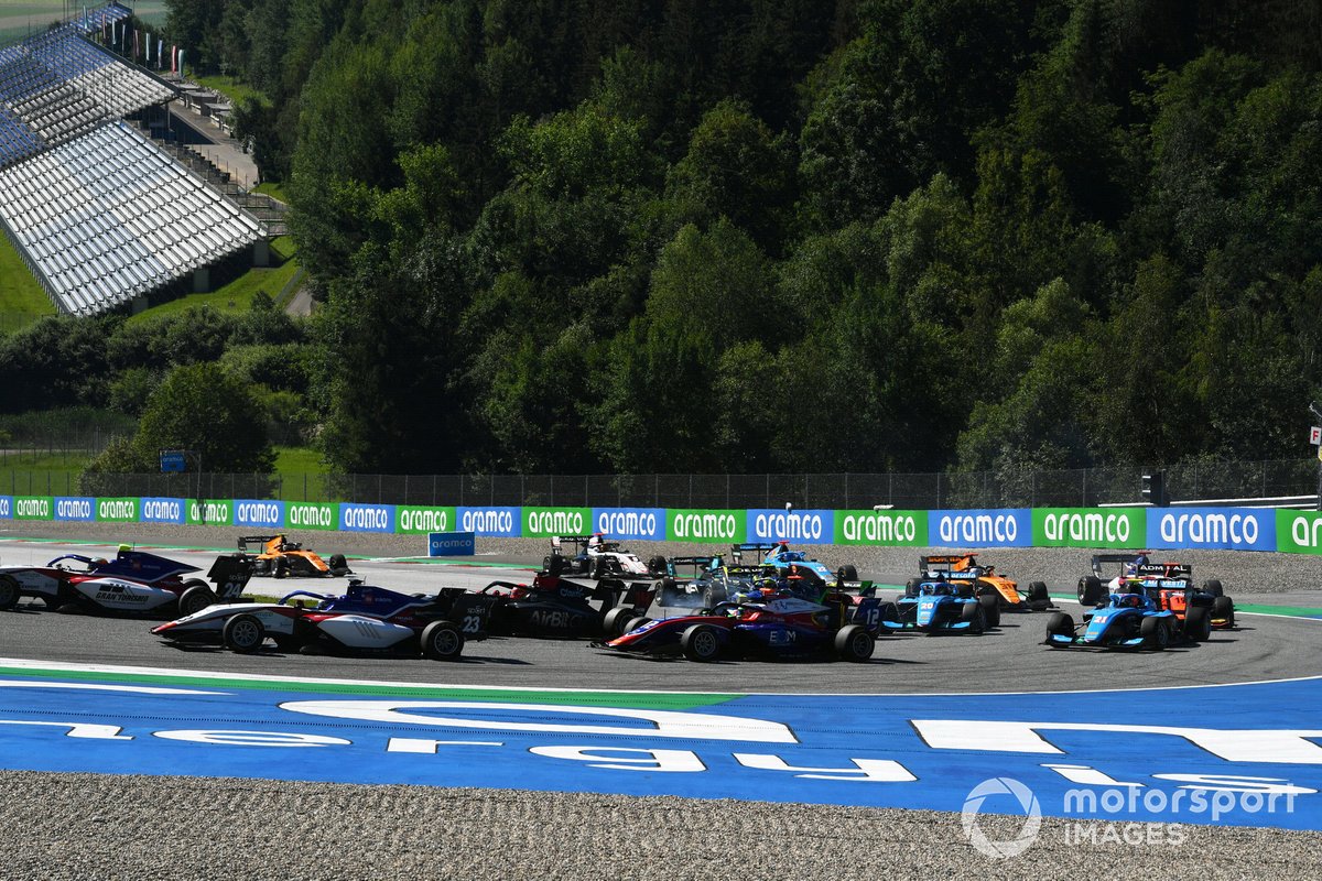 Igor Fraga, Charouz Racing System, precede Niko Kari, Charouz Racing System, Enzo Fittipaldi, HWA Racelab, Oliver Caldwell, Trident, Federico Malvestiti, Jenzer Motorsport, e il resto delle auto alla partenza