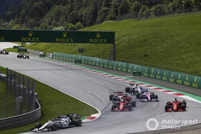 Pierre Gasly, AlphaTauri AT01, Charles Leclerc, Ferrari SF1000, y Sebastian Vettel, Ferrari SF1000, chocan al inicio